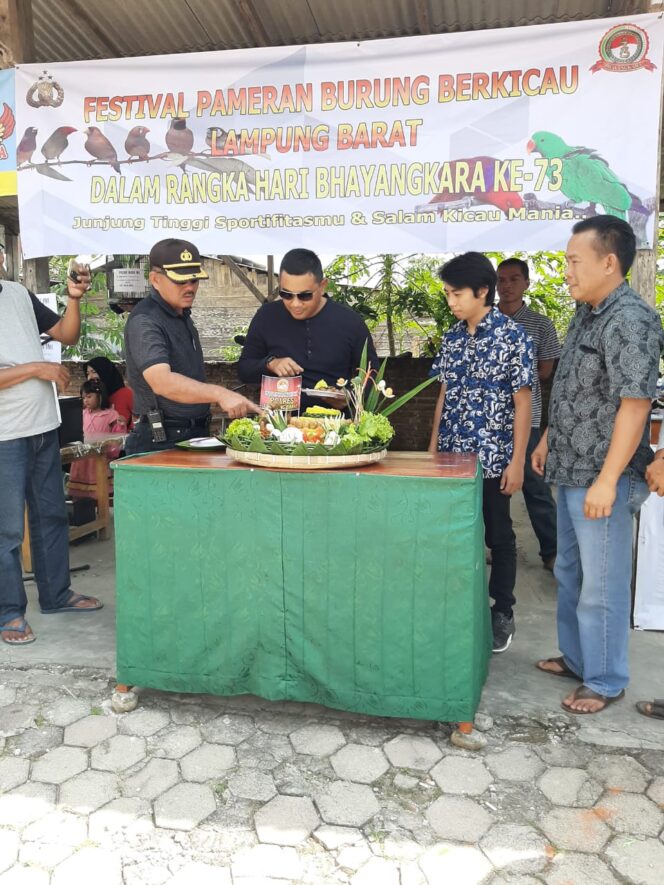 
					Sebelum kegiatan dimulai Kapolres Lampung Barat membacakan Sumpah Kepada Juri Perlombaan Burung