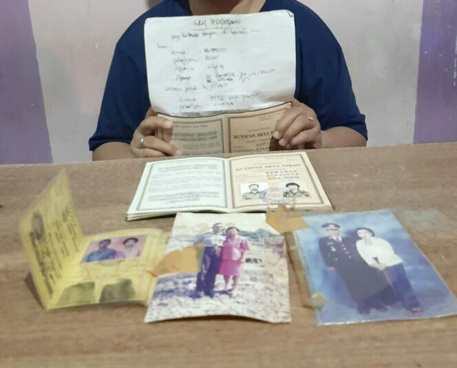 
					Oknum Polisi di Bojonegoro, Di Duga Telantarkan Istri Sah Puluhan Tahun