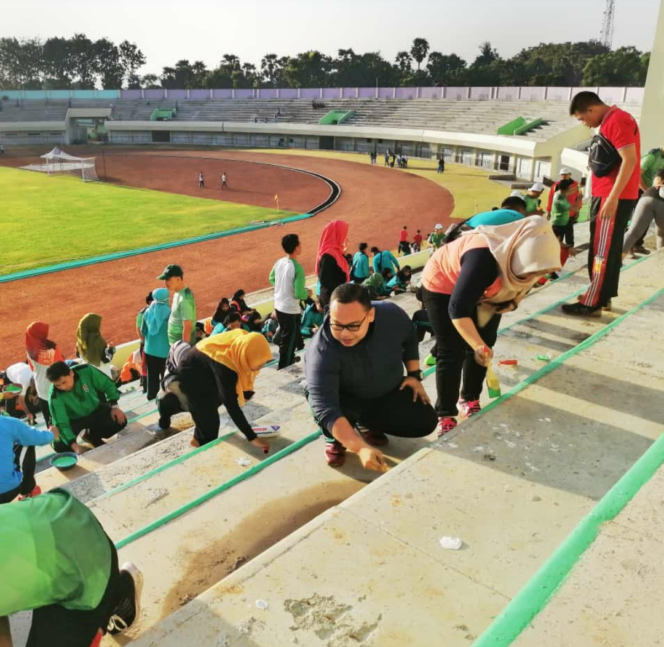 
					1.000 Pegawai dan Pelajar Ngecat Stadion,Sekda : Wujud Partisipasi Pegawai Pemkab Tuban,BUMD dan Siswa Siswi Sekolah.
