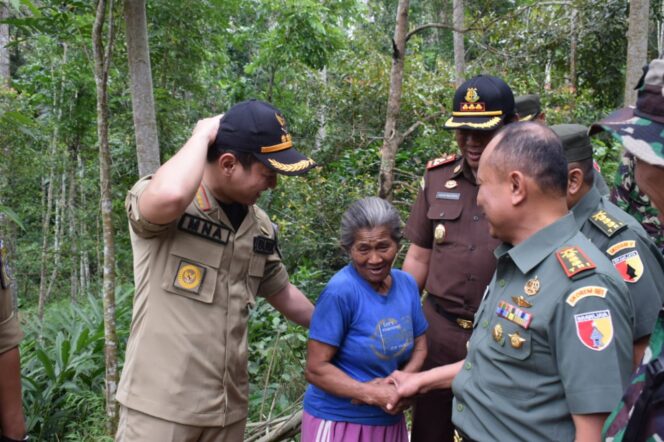 
					Mbok Sainah Terharu Rumahnya Jadi Sasaran TMMD ke-105 Kodim 0806/Trenggalek