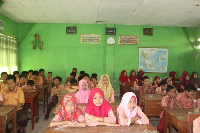 
					Bintal Korem 084/Bhaskara Jaya Terjun di SDN 1 Karang Anyar