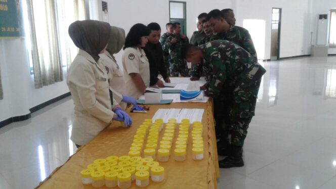 
					Antisipasi Peredaran Narkotika, Ratusan Prajurit Korem 084/Bhaskara Jaya Dites Urine