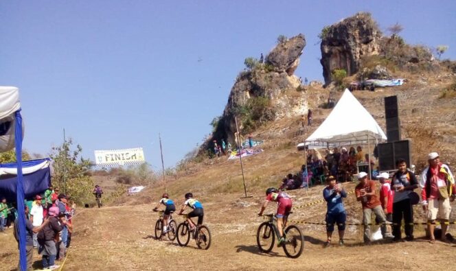 
					Pada Cabor Balap Sepeda MTB XC, Lumajang Sabet Juara Putra dan Putri.