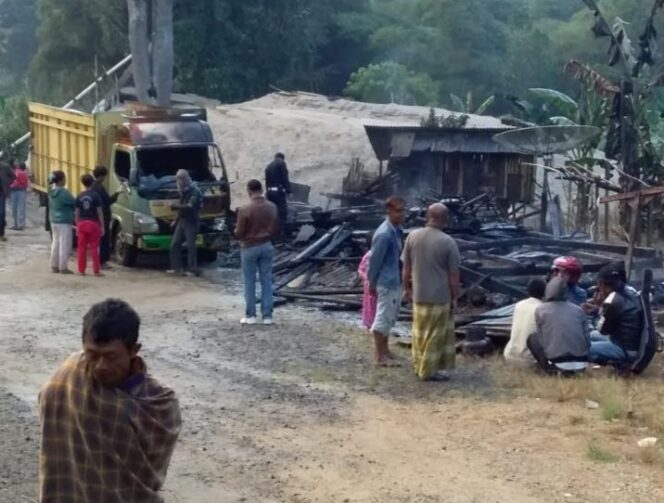 
					Rumah Bedeng Tiga Pintu Milik Warga Di Pemangku III Kerang, Ludes Di Lalap Si Jago Merah