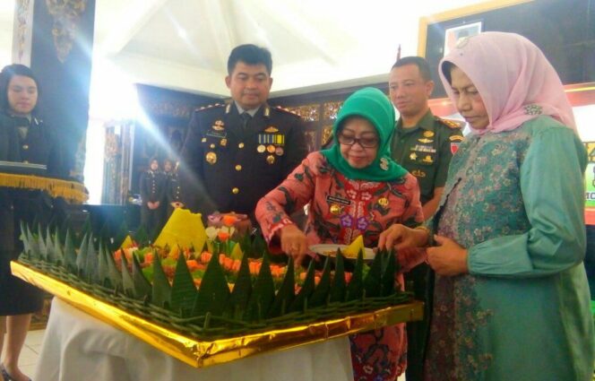 
					Puncak Hari Bhayangkara ke 73, Kapolres Terima Potongan Tumpeng Spesial dari Bupati Jombang