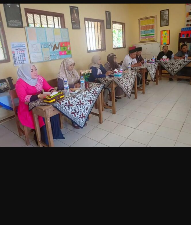 
					Kunjungi SDN Tahulu 1.Rombongan Komisi C DPRD Tuban, Hj.Tri Astuti : Minimnya Tenaga Operasional Harus di Carikan Solusi dan Jalan Keluar.