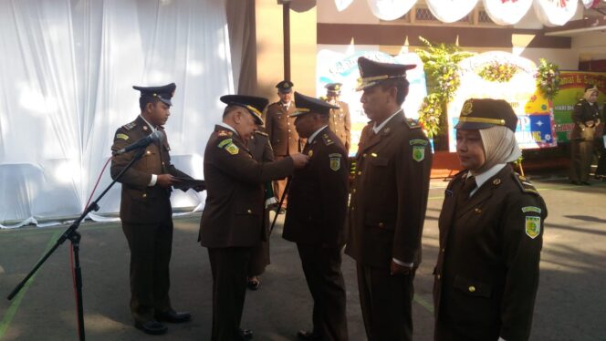 
					Kejari Jombang Gelar Upacara dan Penyematan Satya Lencana Karya