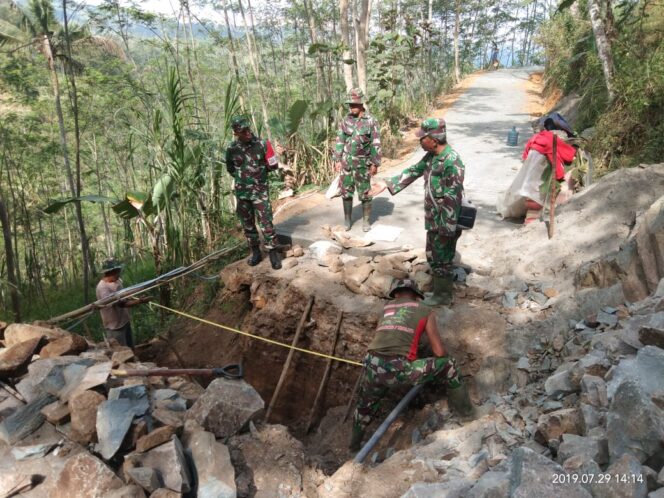 
					DANSATGAS TMMD KODIM TRENGGALEK PANTAU PENGERJAAN GORONG-GORONG