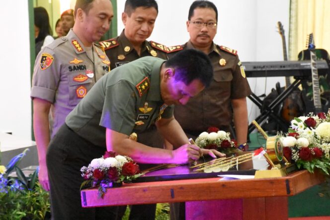 
					PANGDAM V/BRAWIJAYA HADIR DI PUNCAK PERINGATAN HUT KOREM BHASKARA JAYA