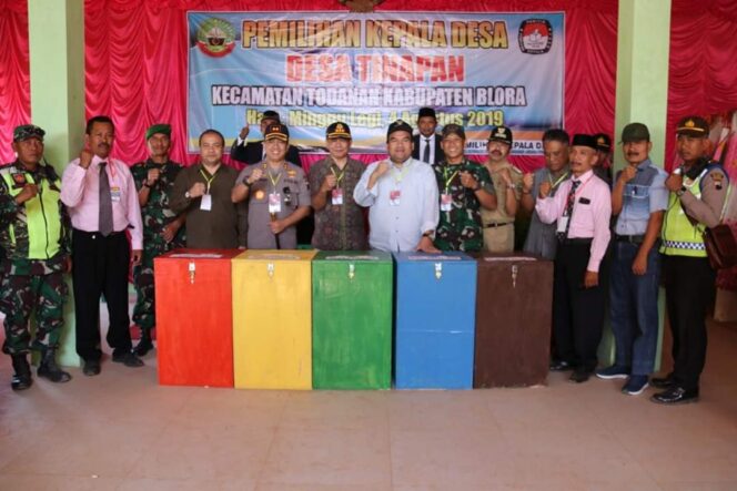 
					PASTIKAN PILKADES SERENTAK BERJALAN LANCAR, DJOKO-ARIEF BLUSUKAN KE DESA