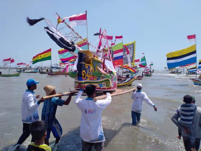
					Gelar Sedekah Laut , Warga Karangsari Lestarikan Tradisi Leluhur .