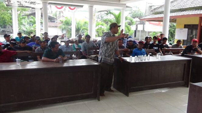 
					Panitia Pilkades Tidak Netral Puluhan Warga Datangi Balai Desa Kalipait Tegaldlimo