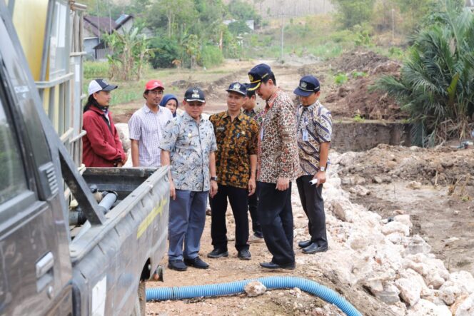 
					Tiga Proyek Besar Ditinjau Wabup, Noor Nahar : Pembangunan Kantor Kecamatan Semanding Mengalami Keterlambatan.