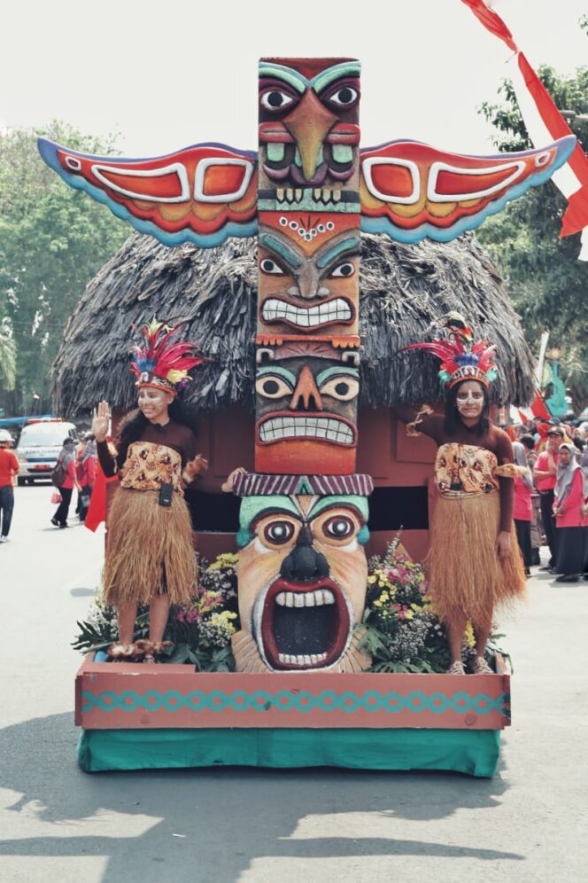 
					Meriahnya Pawai Budaya Nusantara , Menampilkan Keanekaragaman Nusantara dan Kearifan Lokal/Wisata Tuban.