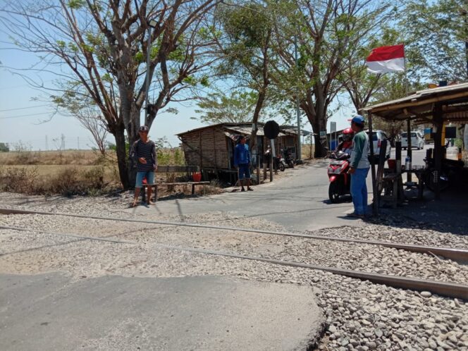 
					Relawan Palang Pintu Perlintasan KA Mojoanyar Mojokerto