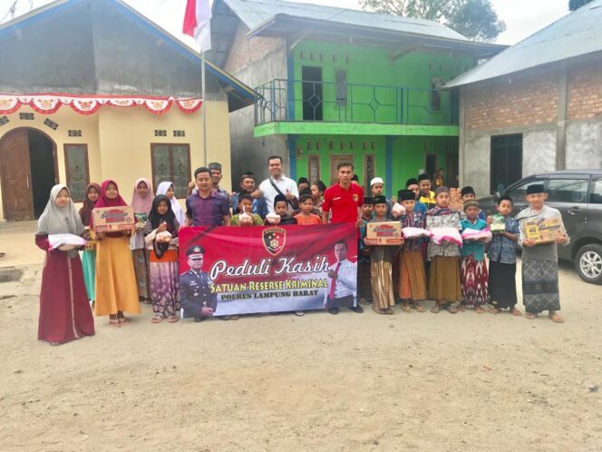 
					Peduli Kasih Satreskrim Polres Lampung Barat di Pondok Pesantren Miftahul Ulum
