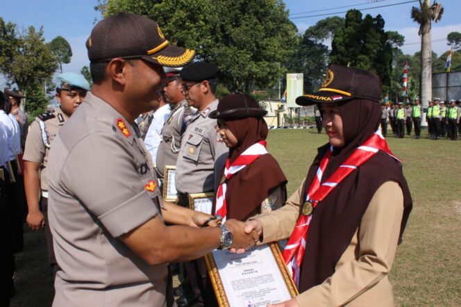 
					Kapolres Lampung Barat Berikan Rewerd kepada 20 Anggota Berprestasi
