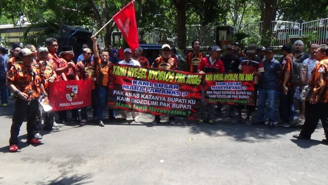 
					SEJUMLAH BACAKADES DAN ORMAS PEMUDA PANCASILA GELAR UNJUK RASA DI KANTOR DPRD DAN PEMKAB BANYUWANGI