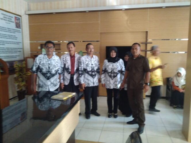 
					Geram Dengan Penahanan Guru, Pengurus PGRI Banyuwangi Datangi Kejari