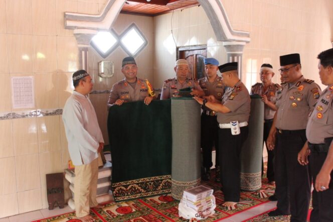 
					Kapolres Lampung Barat Berikan Bantuan Perlengkapan Sholat Kepada Pengurus Masjid Watos