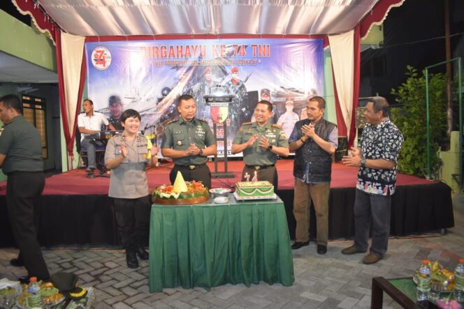 
					Rayakan HUT TNI, Kodim Surabaya Timur Rangkul Masyarakat