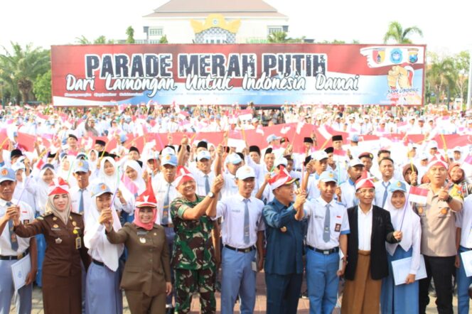 
					Bentangan Bendera Merah Putih Sepanjang Ratusan Meter Warnai Aksi Damai di Lamongan