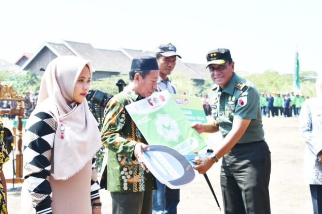 
					Pangdam V/Brawijaya Serahkan Bantuan Sembako di Lokasi TMMD Sidoarjo
