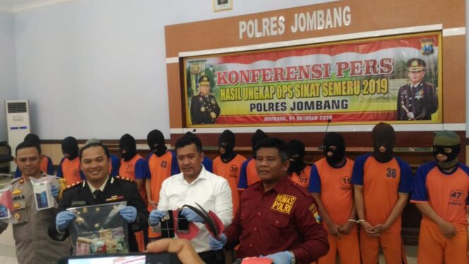 
					Tiga Belas Tersangka Diamankan Ke Mapolres Jombang Dalam Ops Sikat Semeru 2019