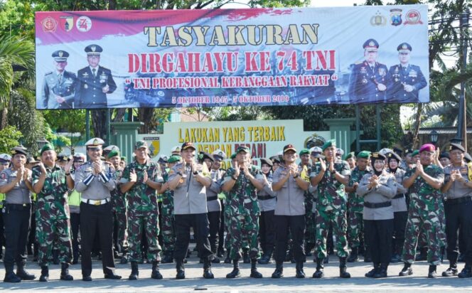 
					Jelang HUT TNI Ke-74, Dandim 0811/Tuban Terima Tumpeng dari Kapolres Tuban.