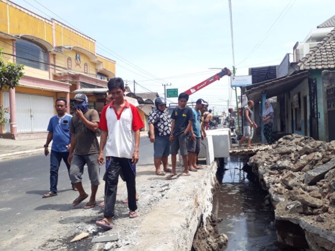 
					Proyek Pelebaran Jalan Desa Sambimulyo Disoal Warga