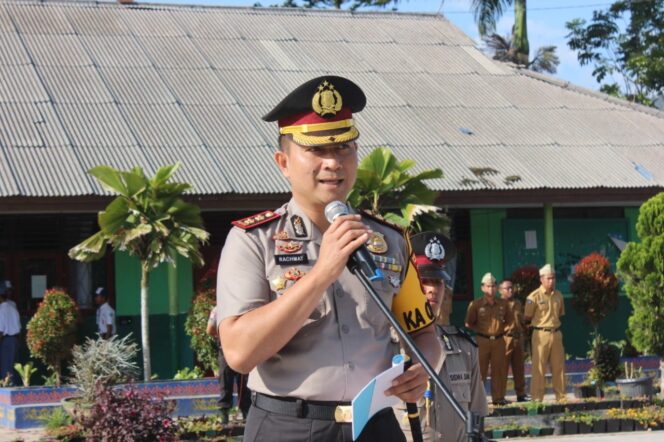 
					AKBP Rahmat Tri Haryadi Kapolres Lampung Barat Pimpin Upacara Bendera Di SMAN 1 Liwa