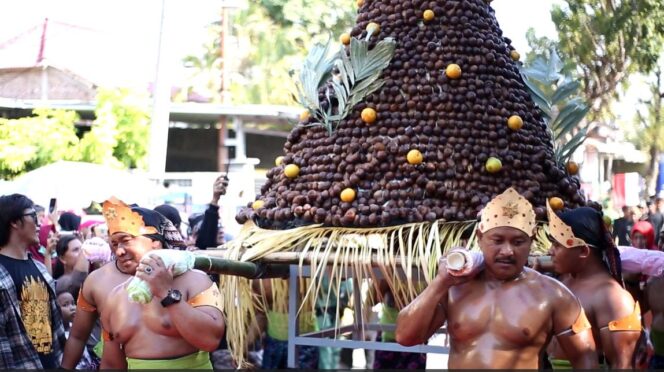 
					Paguyuban Sepeda Onthel Pastugel Rengel Meriahkan Kirab Nadong Dongo Pada Festival Kampung Salak