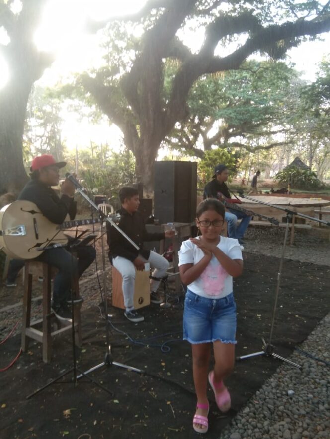 
					Band Akustik Bersama Penyanyi Clik Priska Gemparkan Wisata De Djawatan Banyuwangi