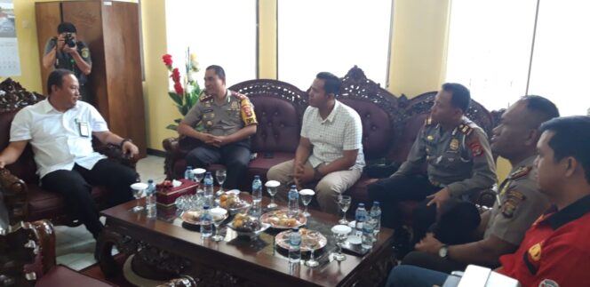 
					Bersama Jajaran Polres Lampung Barat, Kapolres Kunjungi Pengadilan Negeri Liwa