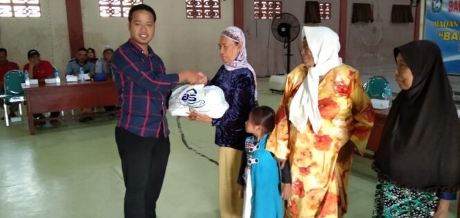 
					BUMDes Bahari sejahtera Desa Karangagung – Palang Tuban memberikan bantuan sosial buat warga yang kurang mampu.