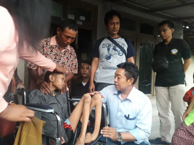 
					AKP Moch. Mukid Berikan Kursi Roda Kepada Penderita Pengeroposan Tulang Kaki