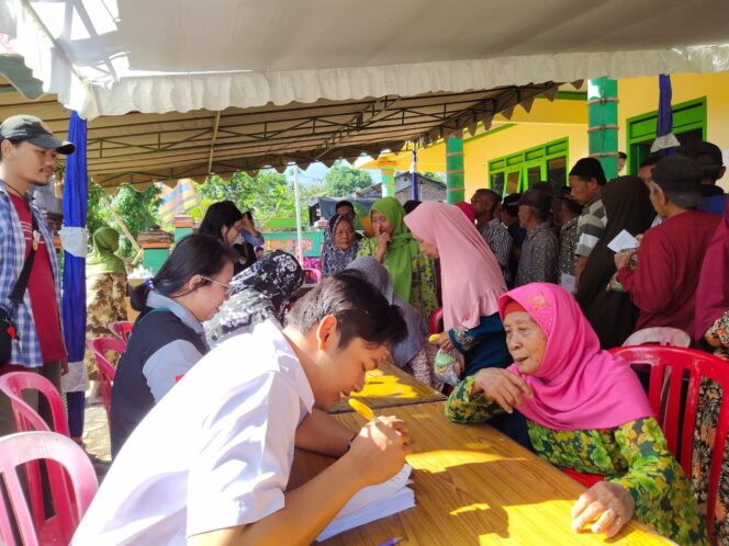 
					Paket Sehat Bersama TNI, Yonarmed 12/Divif 2 Kostrad Gelar Pengobatan Gratis