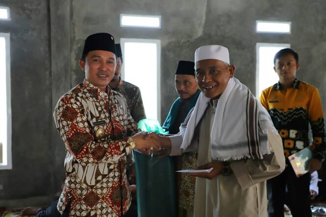 
					Menyerap Aspirasi Masyarakat Bupati H. Parosil Mabsus Melaksanakan Safari Jumat Di Masjid Nurul Yakin