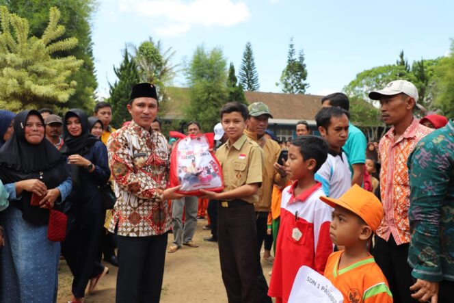 
					Pembagian Seragam Sekolah Gratis Di Berikan Langsung Oleh Bupati Lampung Barat