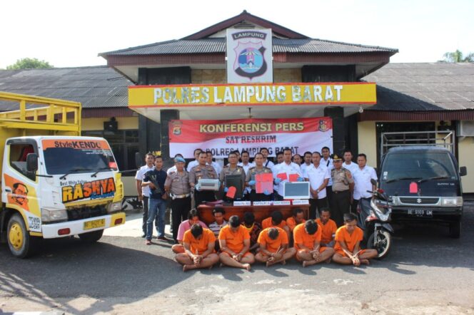 
					Polres Lampung Barat Menggelar Konferensi Pesr Terkait 5 Perkara Yang Sudah Diungkap Dalam Satu Bulan