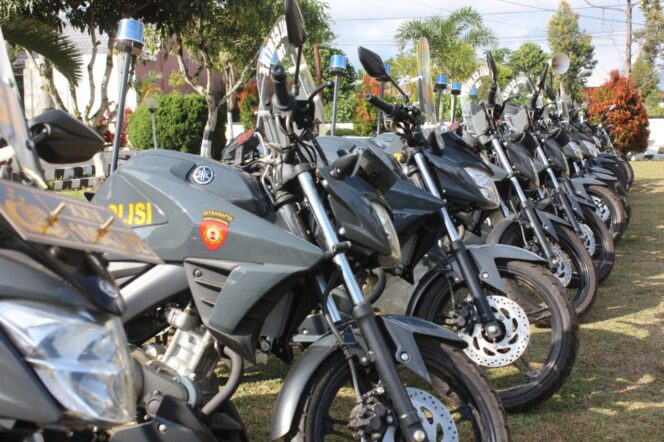 
					Kapolres Lampung Barat Serahkan Modin Kepada Angota Babinkantibmas dan Sabara