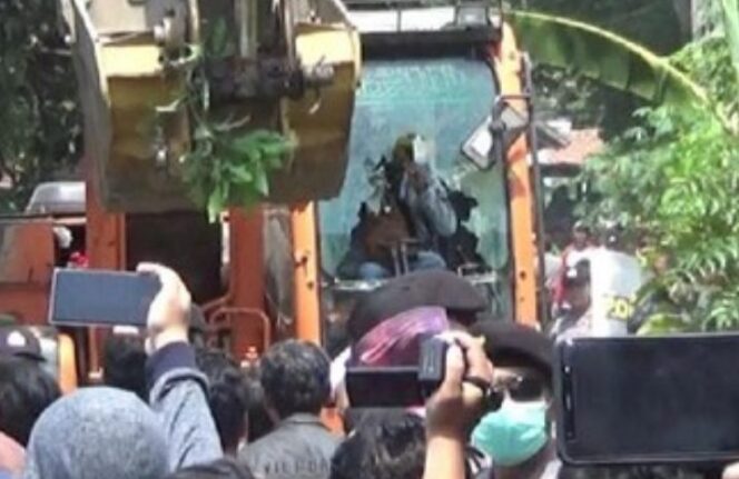 
					EKSEKUSI LAHAN DAN RUMAH DI JLN KEPITING BANYUWANGI RICUH