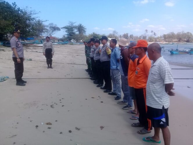 
					Gabungan Polsek Dan Koramil Bederta Angota (3)Wargacina Di Pulau asiging Pesisir Barat