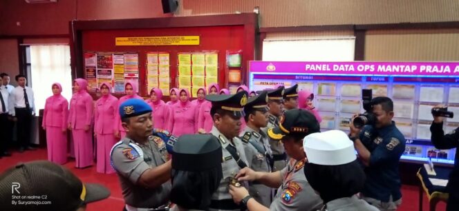 
					Kapolres Jombang Pimpin Upacara Serah Terima Jabatan Kasat Intelkam dan Kasat Reskrim