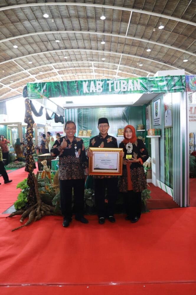 
					Penghargaan Ketahanan Pangan Jawa Timur di Terima Bupati Tuban