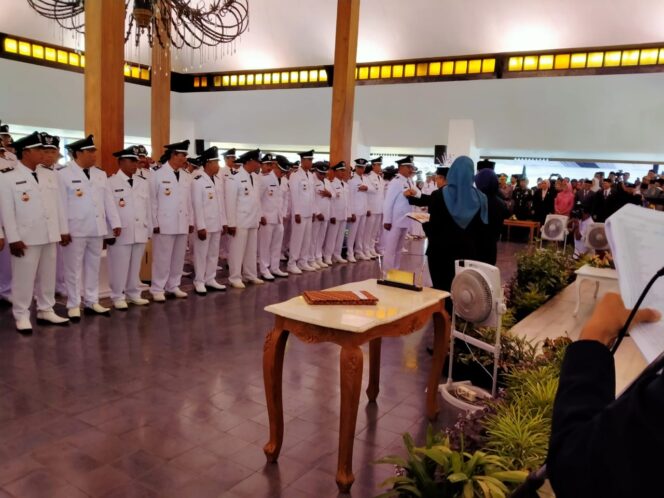 
					Bupati Banyuwangi Lantik 128 Kepala Desa Terpilih.