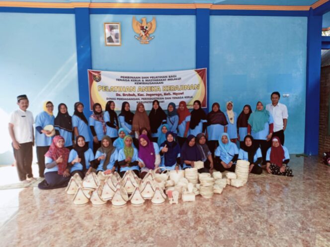 
					PELATIHAN UNTUK MENINGKATKAN KEAHLIAN PENGRAJIN ANYAMAN BAMBU