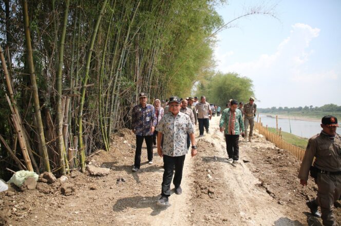 
					Larang Warga Menambang Pasir dan Sedot Air Berlebih. Wabup : Agar Tanggul Tidak Ambles Lagi.