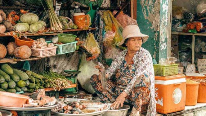 
					Carrageenan is extracted from red seaweed with minimal processing. It is included in recipes for shelf-stable beverages, dairy desserts, baked goods and many other foods enjoyed across the world -- foods that taste delicious with less fat and sugar, foods that are vegan, kosher and halal.