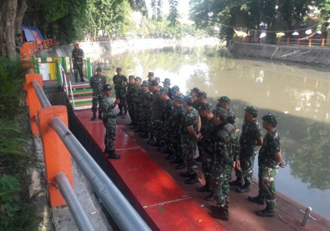 
					Bantaran Sungai Kalimas jadi Sasaran Karya Bakti Anggota Kodim Tipe A Surabaya Utara